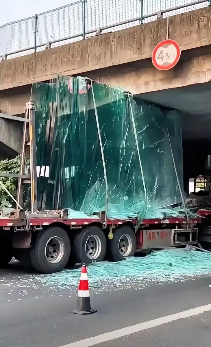 在这起事故中，责任的归属引发了争议。玻璃的老板在家测量了货物的高度，确认为4.4