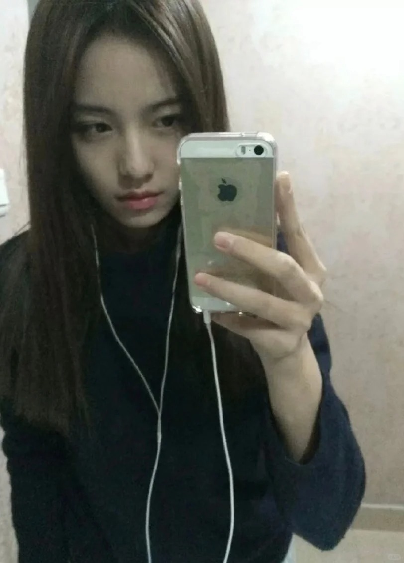 谁懂啊，她要没退网完胜多少网红
布鲁小蓝哥，当年作为深圳早期美少女的代表凭借一张