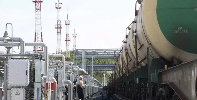 欧盟不装了，摊牌了！
欧盟委员会发言人表示，初步分析表明，乌克兰禁止俄罗斯石油穿