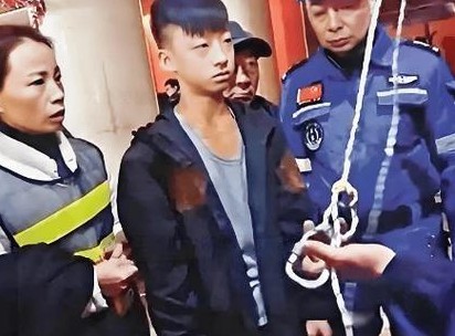 三岁女孩掉井 十五岁少年六次倒挂救人

                    