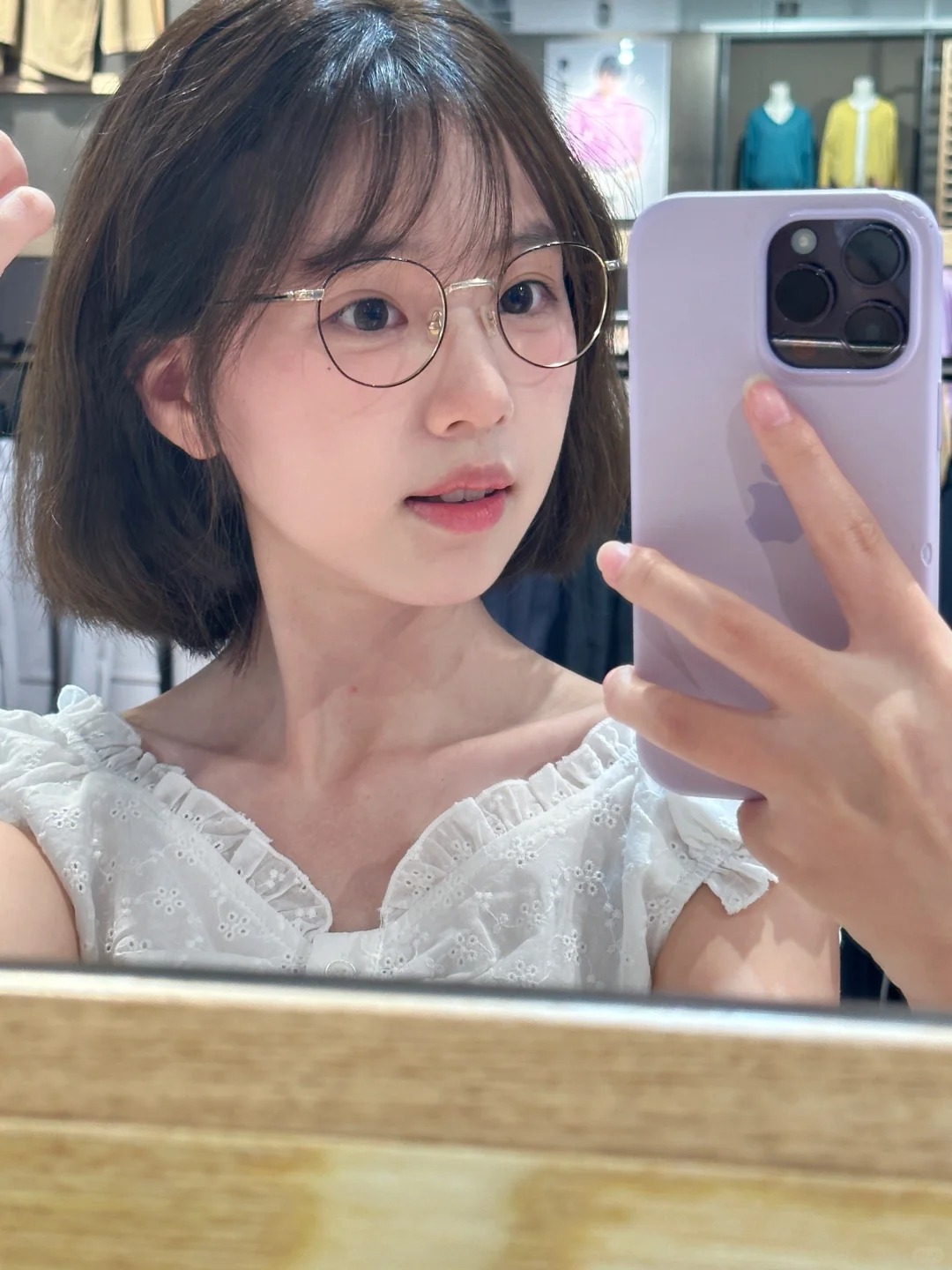 姐妹们 戴眼镜真的可以拯救颜值
突然翻到对比
扁平脸 颧骨🐰的去试试