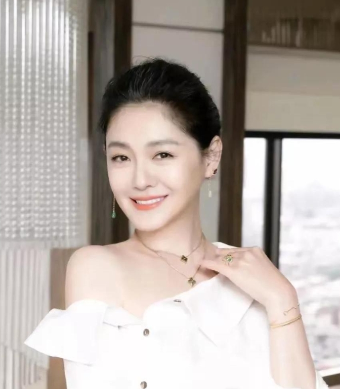 大S女儿小玥儿现状太让人心疼了！

自小性格腼腆的孩子，活在父亲和奶奶的强势曝光