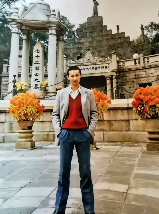 他曾是内地著名的男歌手，他的经典代表作是歌曲《天堂》，有谁知道他是谁吗？