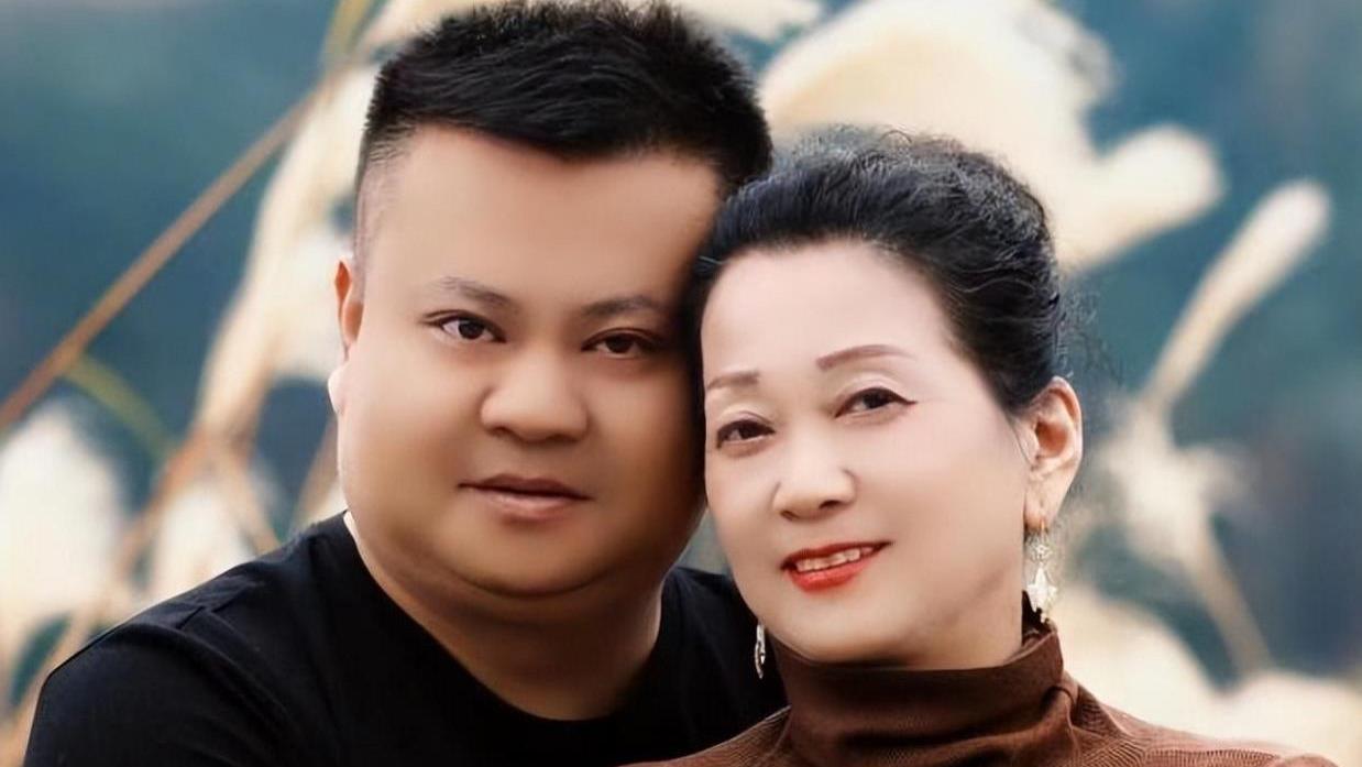 2003年湖南小伙爱上二婚大妈，大妈大他许多，恋爱22年仍未分手