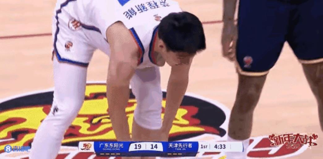 广东东阳光大外援莫兰德真是太坏了！在今天进行的广东东阳光和天津先行者的首节比赛中
