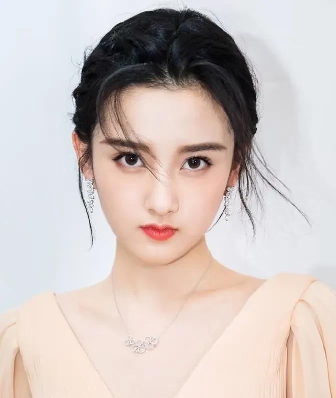 宋祖儿的感情故事挺值得唠唠。
和李克家这段，那小伙 1995 年生于美国，家里