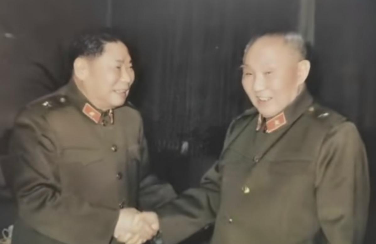 1991年，80岁的杨得志参加老红军聚会。可到了现场，他却迟迟不肯入座。组织者顿