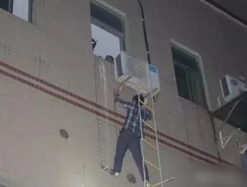 湖南一男子到棋牌室打牌期间，突然听到有人喊“派出所的来了”，连忙爬到窗户外的空调