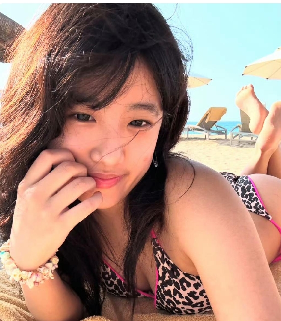 刷到梧桐妹的动态，一下子就被她的海边度假照吸引住了！18岁的她，正站在青春的新起