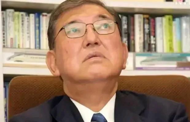 日本这下出事了！
日本东京新闻16日的消息说，驻日美军横田基地的污水已经流到了基