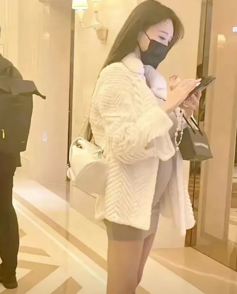 关于叶珂为什么会想着把孩子生下来，我来谈三点自己浅薄的看法:
​1、叶柯前夫王命