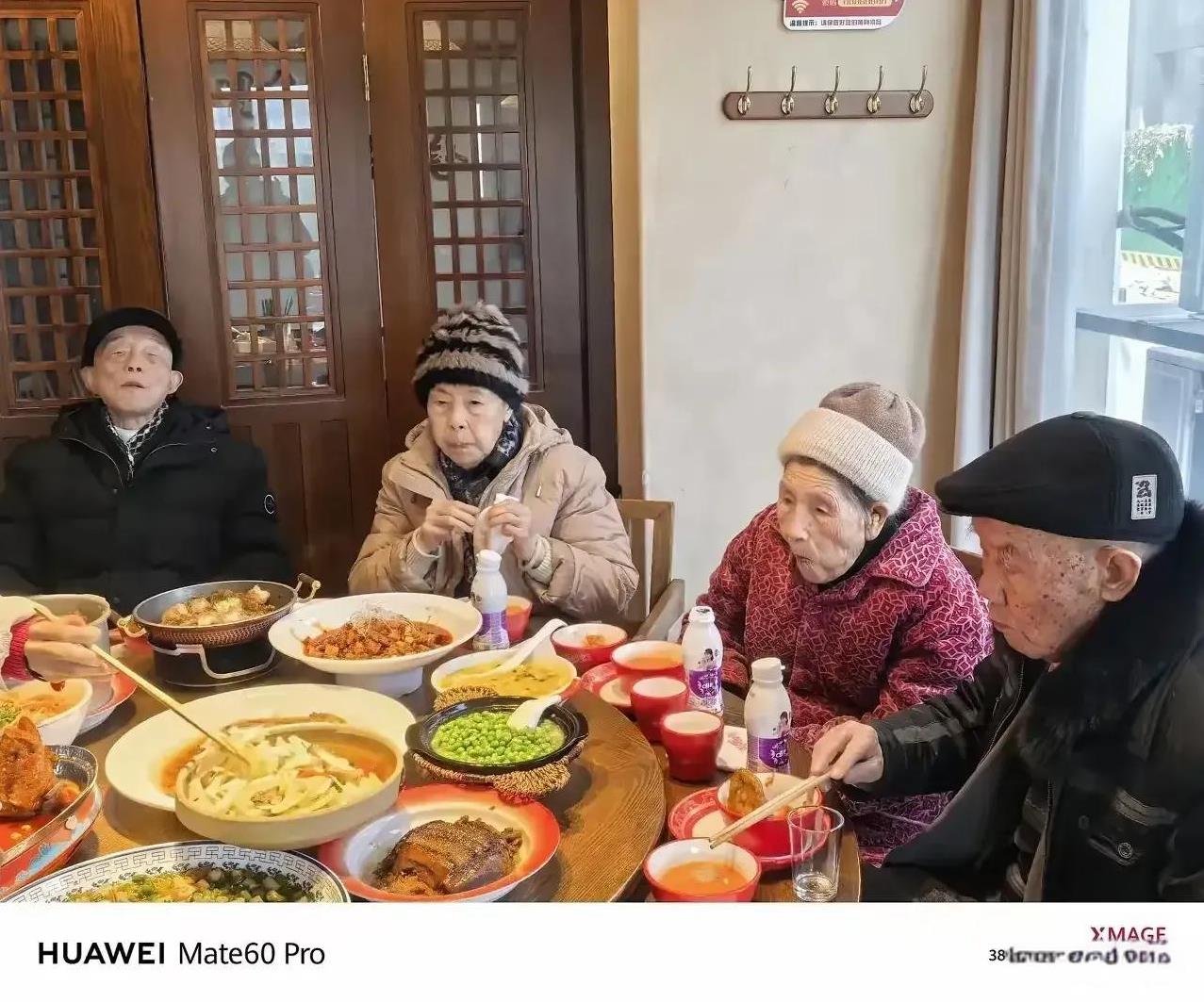 我老爸已经98岁了，老妈92岁，老丈母91岁，老丈人也是91岁，我家的这“四宝”