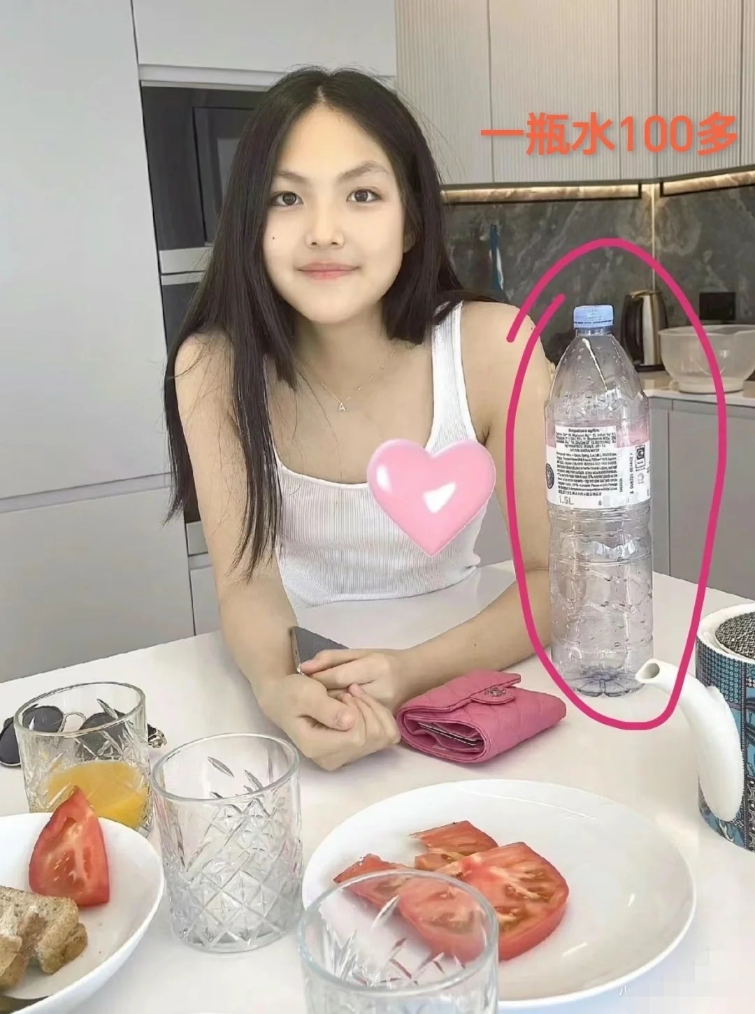 如果你有李湘的条件，你愿意这样富养女儿吗
一瓶水就要100多，平时穿搭都是奢牌云
