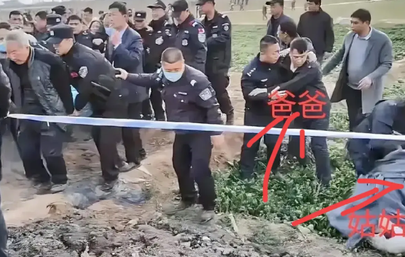 河北邯郸案件中，又发现了一个让人泪崩的细节：

去大棚里“找”子耀的那天，到达现