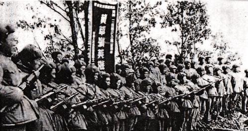 朝鲜战争中，胡继成带着124师直奔黄草岭，途中遇到苏军顾问，问道：“你们有飞机坦