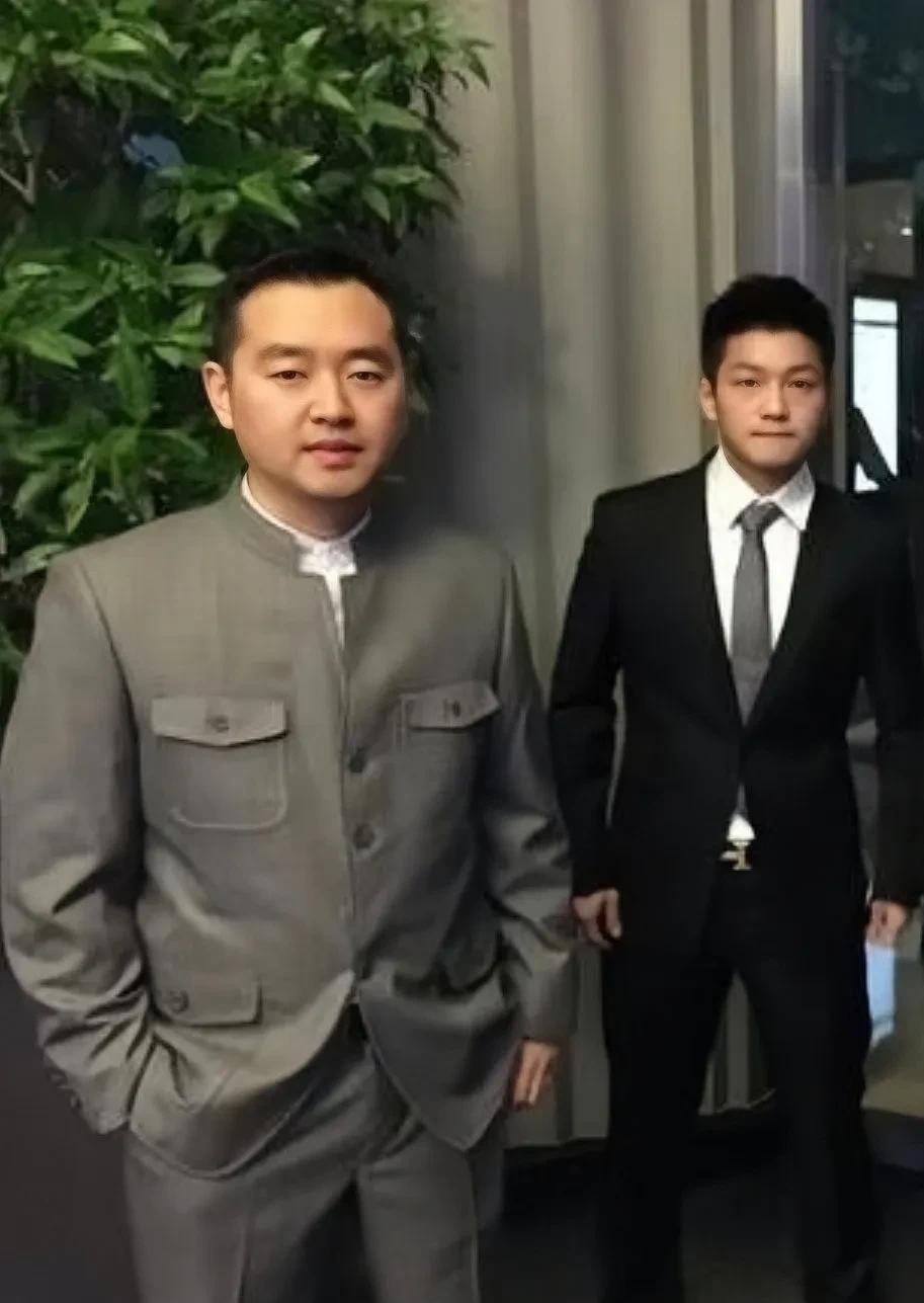 谁知道这张照片是什么时候拍摄的？小胖和前辈合影都不好意思并排站在一起，故意后退一