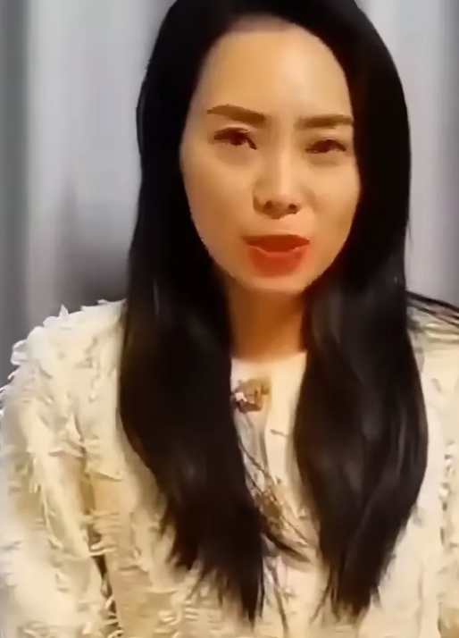 云朵最新视频！强装镇定官宣12月16日的演唱会，网友：吃相难看！已经取消2场还不