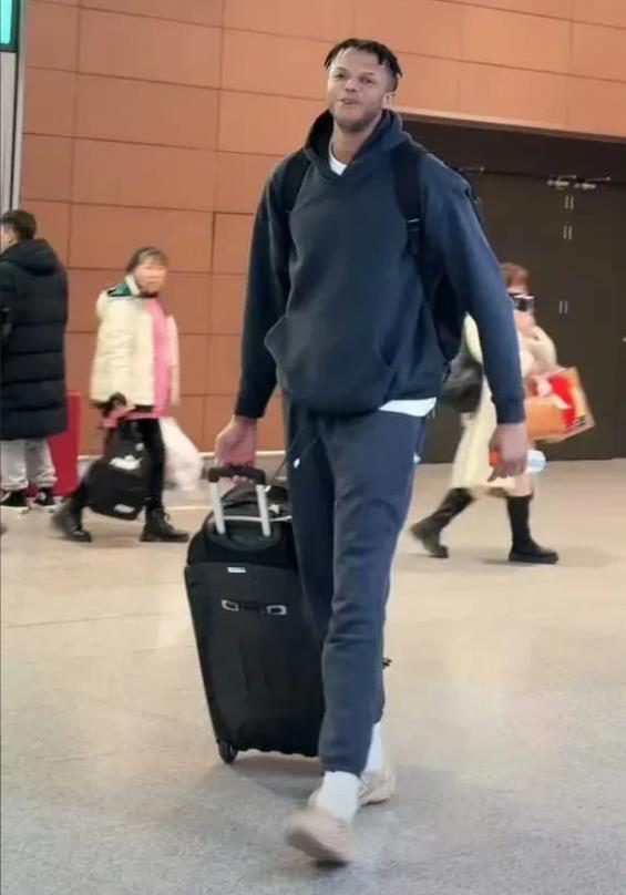 这也太欺负了人了吧！辽篮外援威尔斯迎着被子莉压哨打进，回头指着广东替补席，霸气外