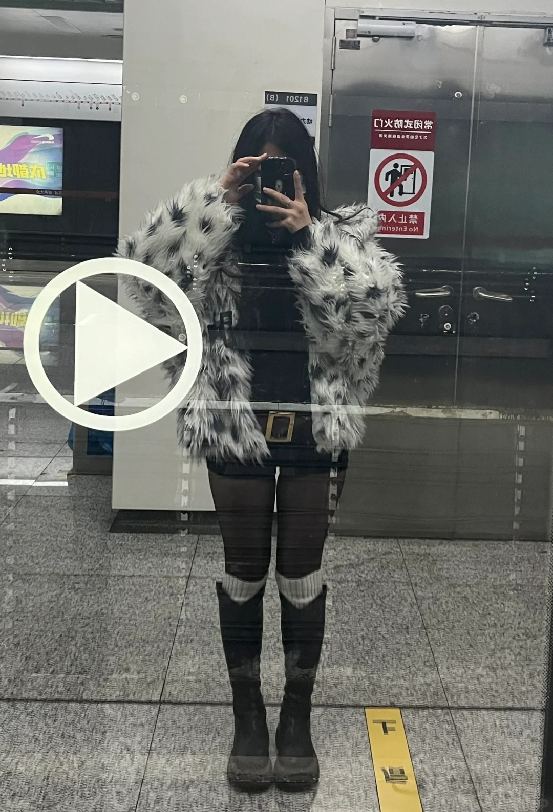 第一次这么穿 越短越社恐…
好社恐 但又喜欢 害