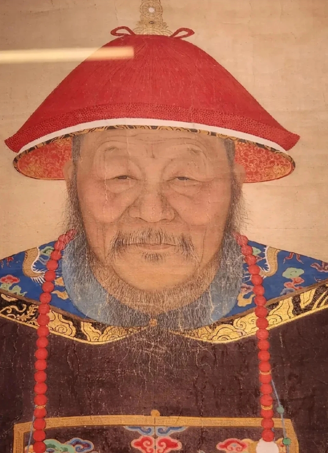 以前觉得中国画并没有太多的明暗变化，可谁知道仅仅是在县博物馆看到的明清代人像，就