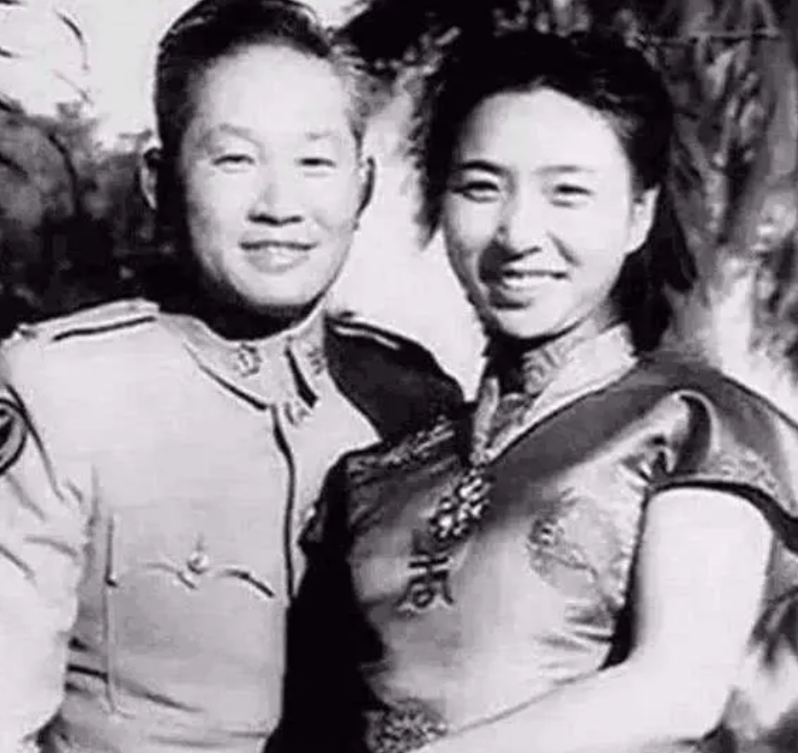 1951年，孙立人脱了衣服上床睡觉，习惯性地搂住老婆，却发现手感不对劲，他一怔，