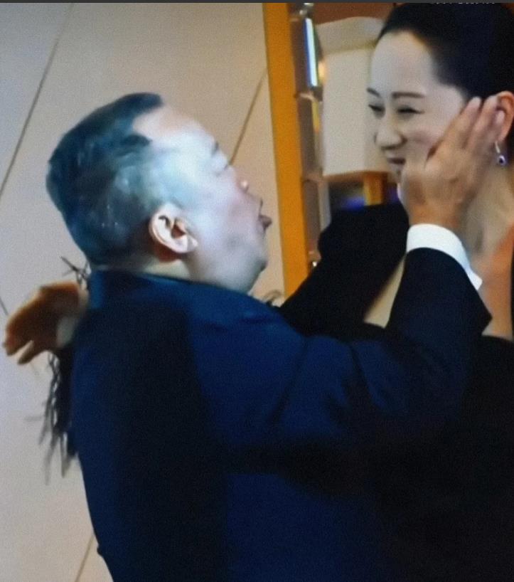 海清获得影后，领奖时曾志伟亲切抚摸她的脸蛋！
12月14日，海清凭借精湛的演技获