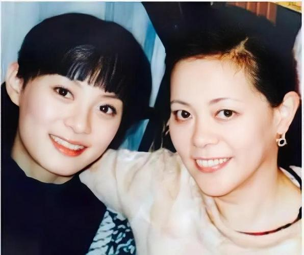 在一次节目中，主持人问孙莉：“你都年入5千万了，你父亲和家人却还住在贫民窟，你为