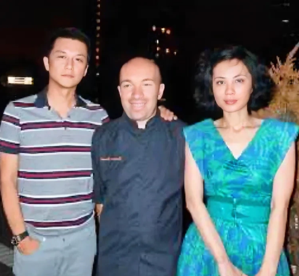 不得不承认李亚鹏年轻时挺帅
王菲和李亚鹏在一起的时候
仙气空灵脱俗的气质都没有了