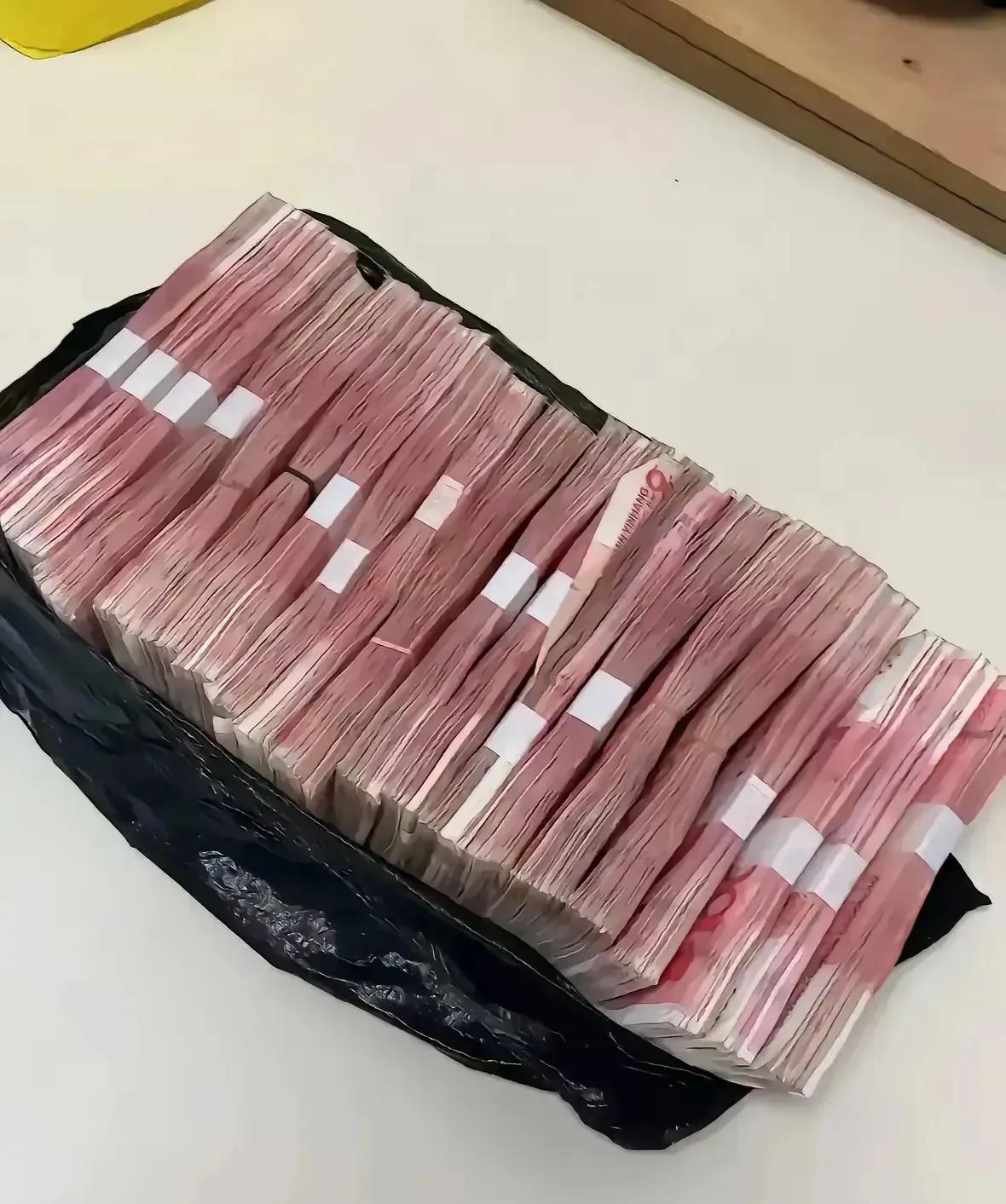 为2025的你选三个，别不信，把一切交给玄学
1  彩票中一千万
2  负债清零