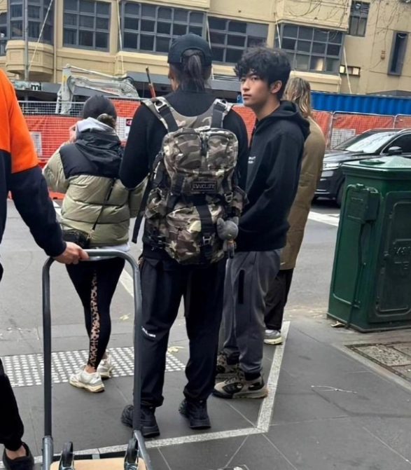 谢霆锋带着16岁的儿子Lucas去澳洲滑雪，两人的颜值都非常出众