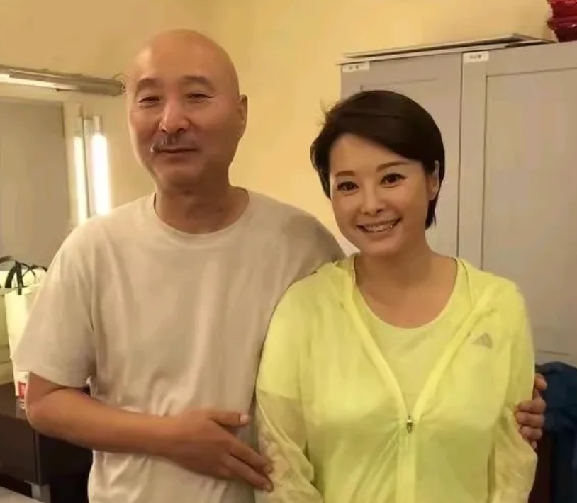 陈佩斯和袁立，两位艺术家，袁立好漂亮啊！穿着黄色的上衣，优雅大方，美丽动人！一头