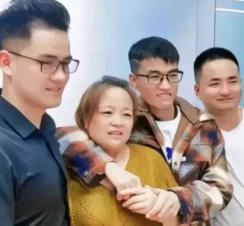 被拐34年男子认亲1年后与家人决裂，这7点让人心寒。

1. 男子辛苦带货，却被