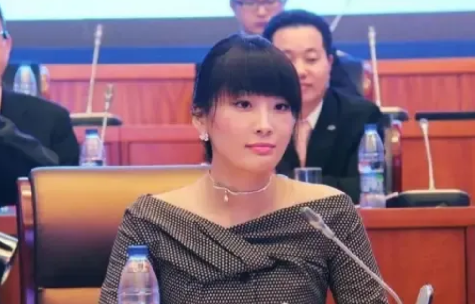 1999年，娃哈哈宗庆后花500000请王力宏代言，合作20年从不涨价，谁料女儿