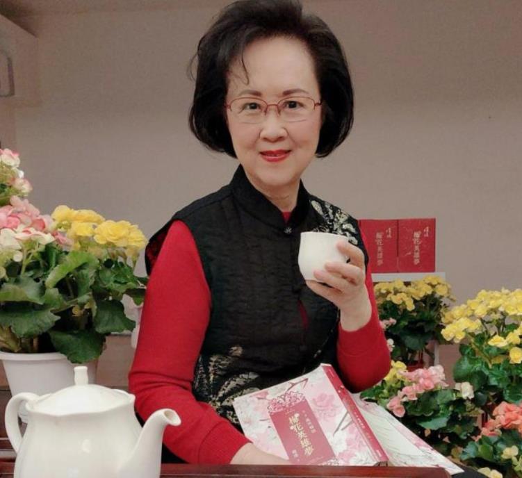 琼瑶写了一辈子爱情家庭戏，不知自己的爱情家庭是否幸福？
 
不管从哪个角度讲，琼