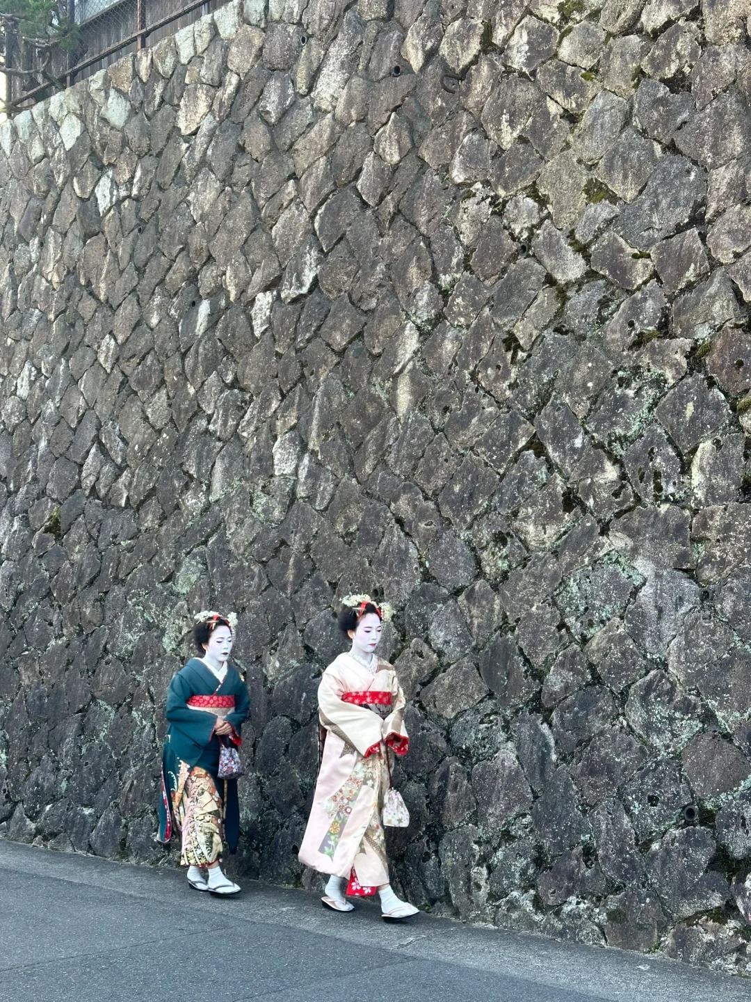 我在日本去了女性游客禁地：飞田新地和西成
西成区釜崎，潦倒又神奇，这里连自动贩卖