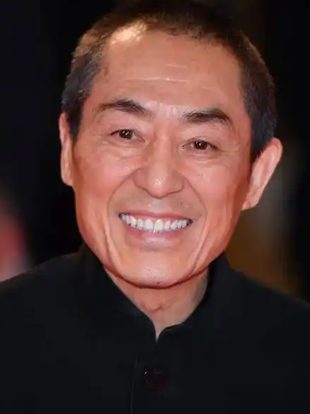 微博之夜，导演给了张艺谋张导一个镜头，太真实了，完全就是一个74岁的老人的样子！