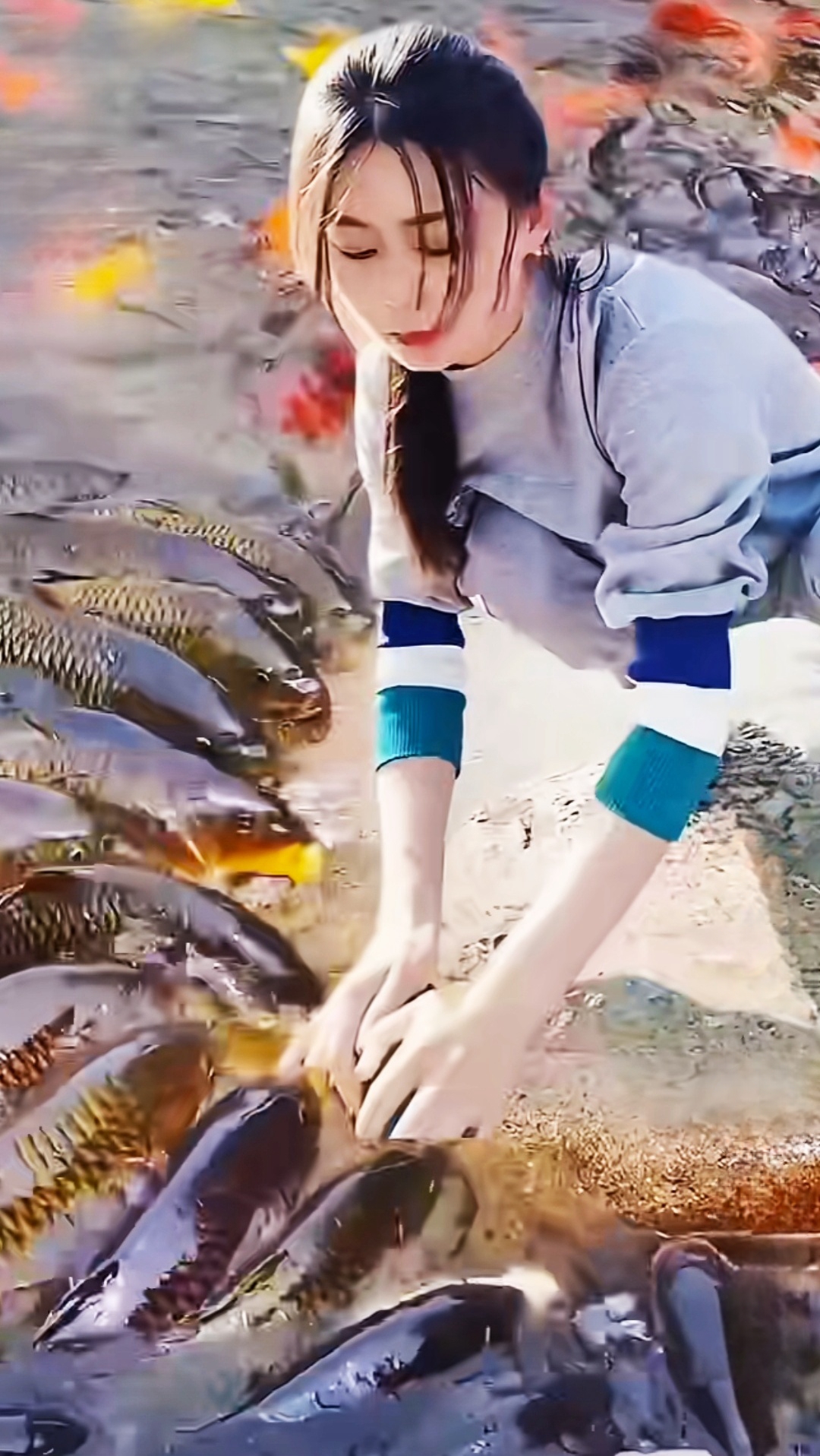 一女子在水边洗衣服，招来这么多大鱼，难道这鱼也……？
