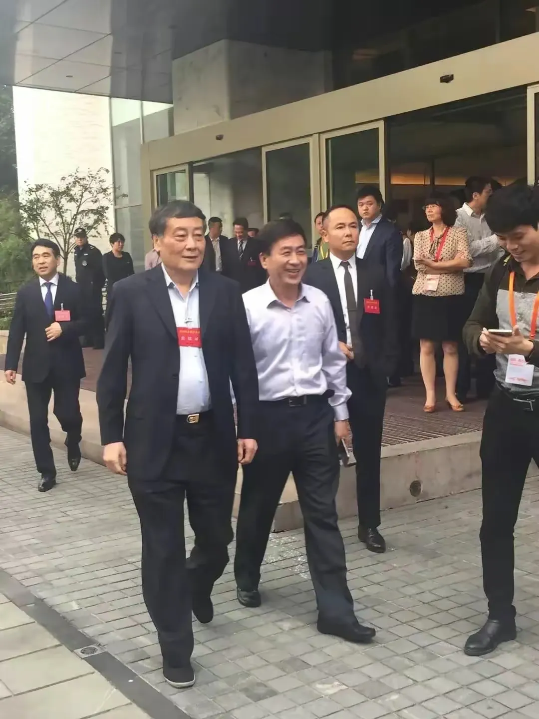 宗庆后离世，为什么引起那么大的轰动？主要原因有十条：
​第一、走出了有钱就换老婆