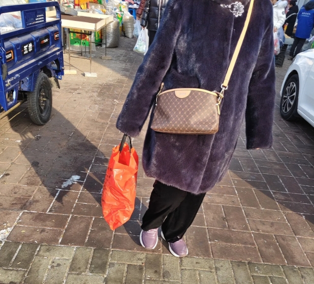 斜挎包成了老大妈们的标配了

走到大街上，到处都能看到这些大妈们都会背着一个斜挎