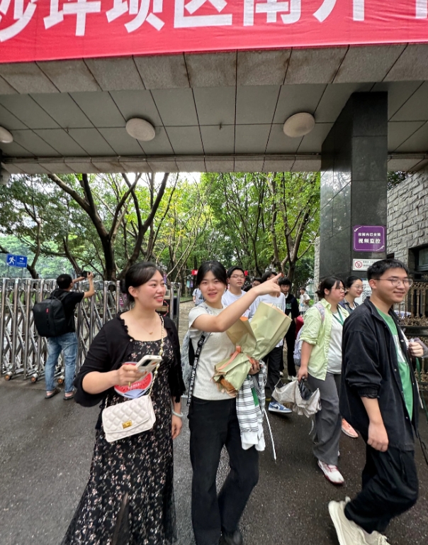 高考作文题出来了。我的关注点还是全国卷。
甲卷关注于交流，关注于坦诚的交流。这个