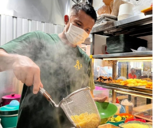 新加坡门将还兼职卖椰浆饭，已经有人连夜去消费了，相信未来一段时间这家店会很忙…
