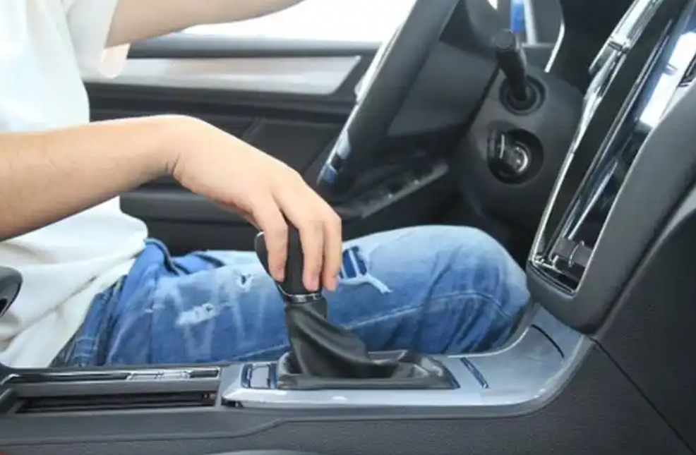 手动挡车只适合愿意省钱的男人开。
手动挡就是个手脚协调检测器，一般人还真开不了，