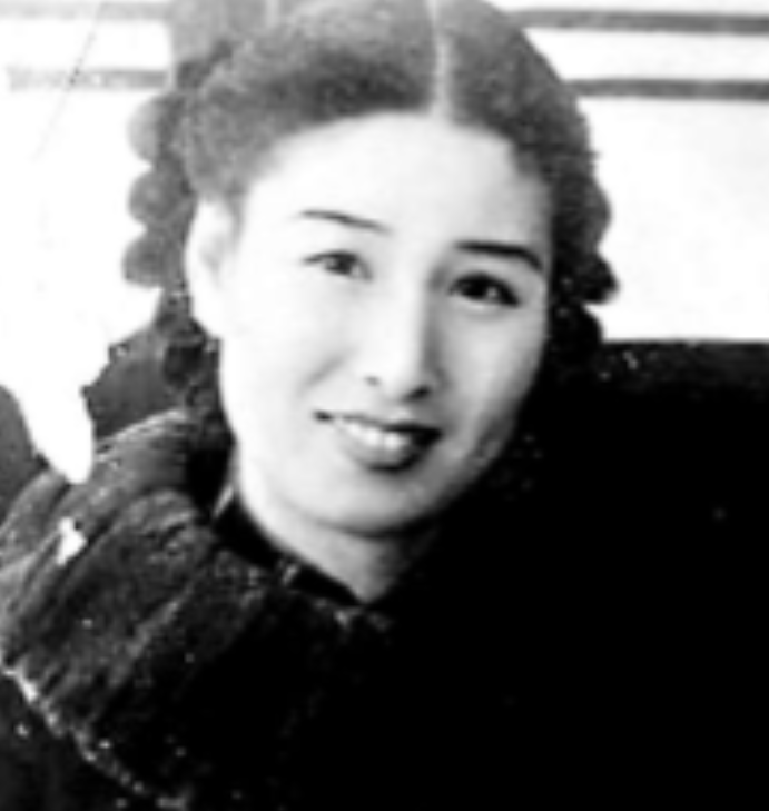 1940年深夜，民国大美女郑苹如，被秘密押到小树林执行枪决。可特务却犹豫半天不忍