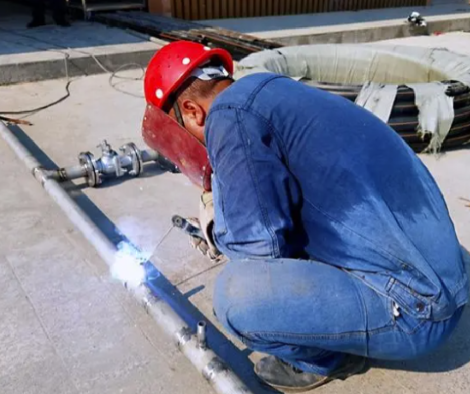 “这就是挑毛病不给工钱的后果！”河北沧州，男子拼尽全力干活，就想着早点拿到工钱，