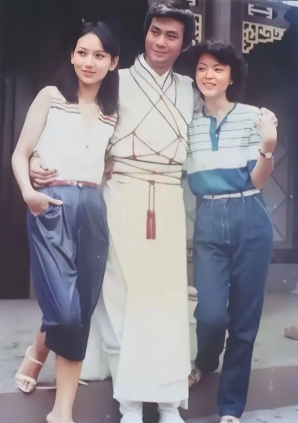 赵雅芝，20多年前，从头到脚都那么时尚。