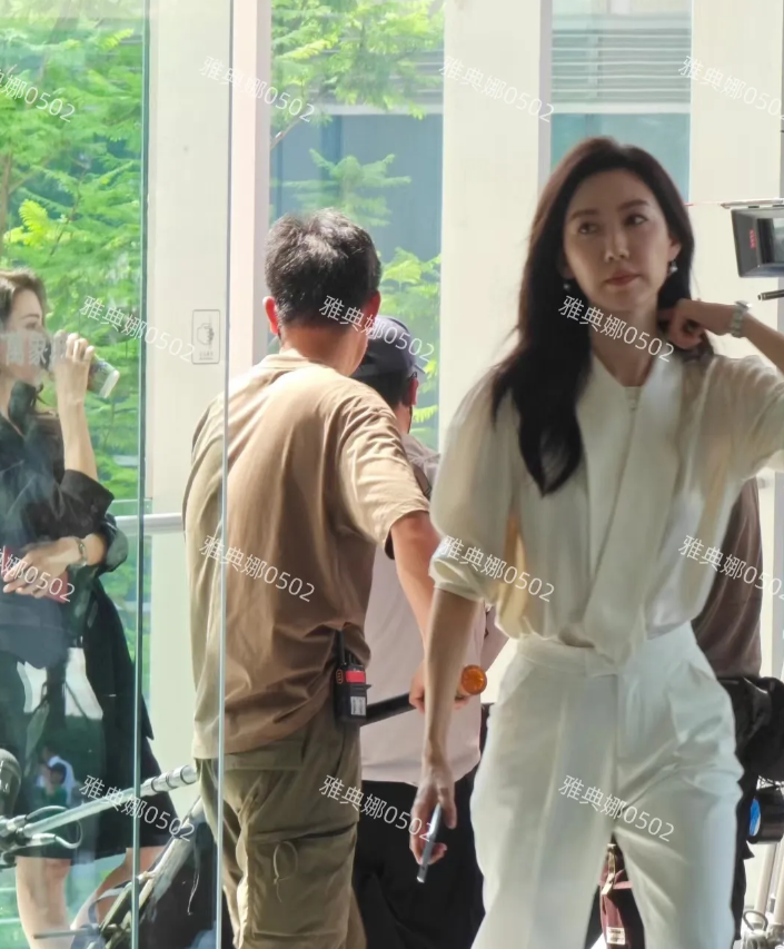 成都万象城偶遇明星拍戏，见到了“林小娘”她本人比剧里瘦很多，身材高挑有气质，但苹