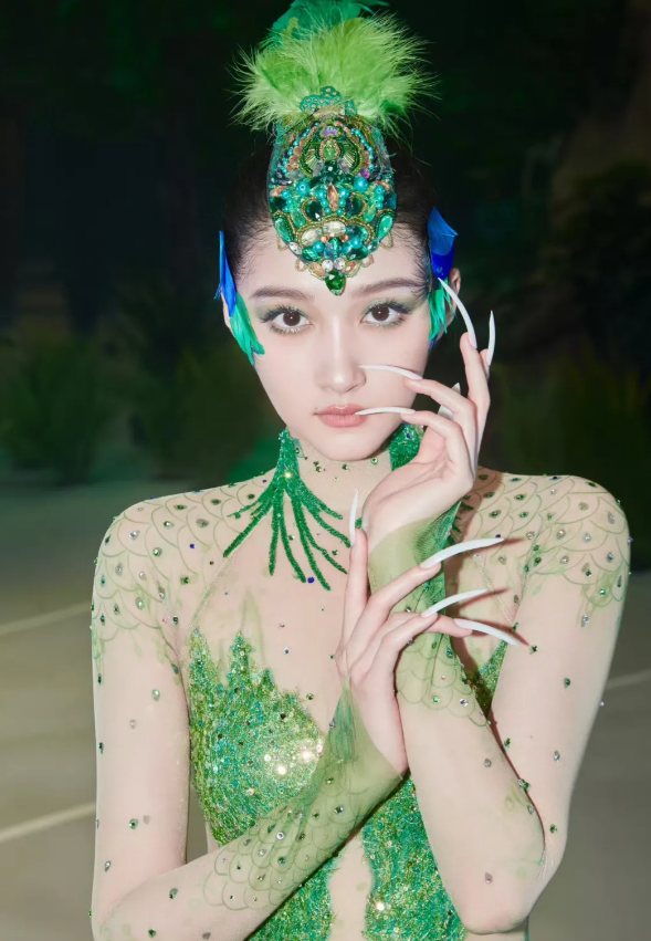 关晓彤的孔雀舞造型，现在看依然觉得美轮美奂，十分惊艳!