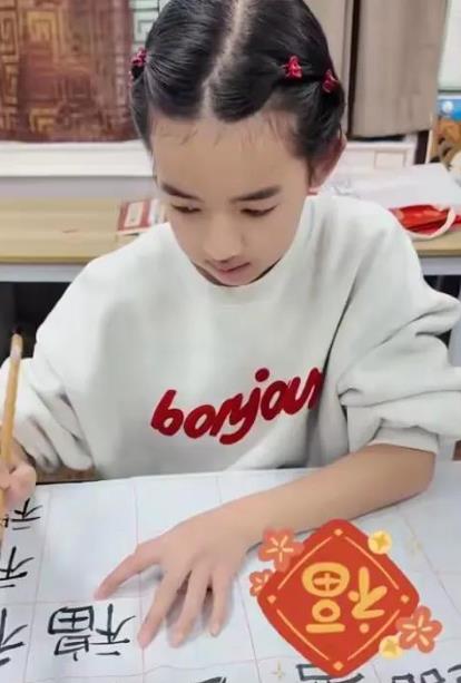 聂远凭借精湛演技在影视圈留下诸多经典形象。近日，他家10岁女儿写春联一事引发关注