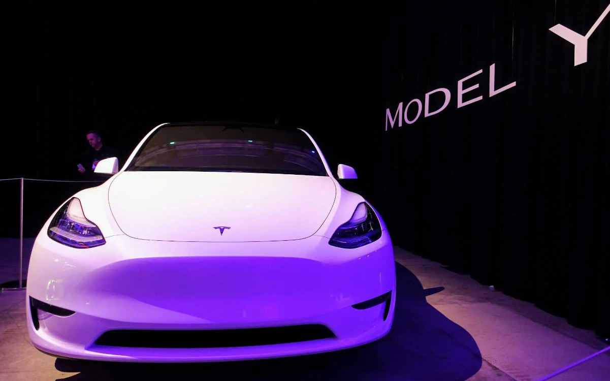 2021年，Model Y在美国销量，40万台，在中国销量，16.98万台。
2
