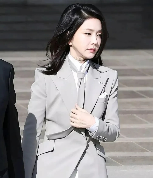 韩国总统尹锡悦真是个冤大头，娶了一个全身都做假的夫人。
韩国第一夫人金建希，全身